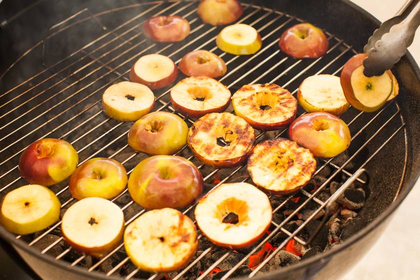 Fűszeres almakarikák grillrácson sütve: kerti partira nem is kell finomabb desszert