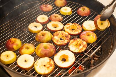Fűszeres almakarikák grillrácson sütve: kerti partira nem is kell finomabb desszert