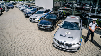 333 lovas BMW-kkel üldözik a bűnözőket a cseh rendőrök