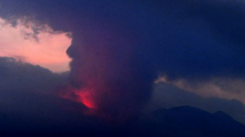 Kitört Japán egyik legaktívabb vulkánja, a legmagasabb riasztást rendelték el