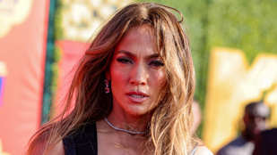 Jennifer Lopez anyaszült meztelenül pózol legújabb fotóján