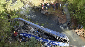 Újabb busz nem ért át a „fekete hídon”, harminc halott