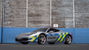 A cseh rendőrség egy elkobzott Ferrarival bővítette a flottáját