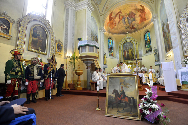  Misét tartanak a Szent Cirill és Metód templomban Skultéty László huszár zászlótartó újratemetési szertartása előtt.