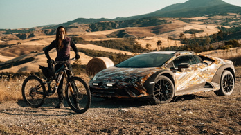 Videón a gyárilag terepesített Lamborghini sportautó