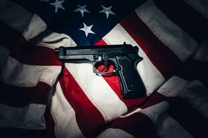 Miért imádják az amerikaiak a fegyvereket, és mi az a második alkotmánykiegészítés?