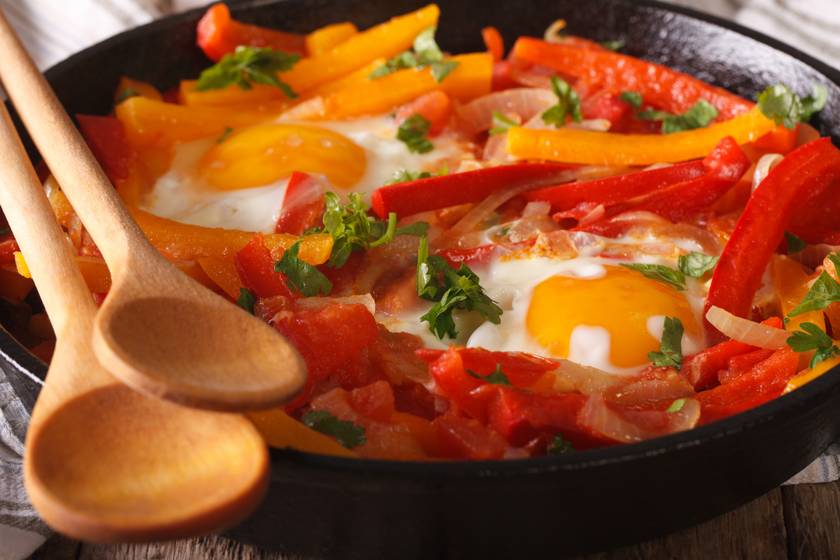 Tunkolós baszk lecsó többféle paprikával: a finomságra tojás is kerül
