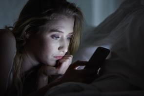 Te is hajnalig telefonozol az ágyban alvás helyett? Így kerüld el a súlyos következményeket