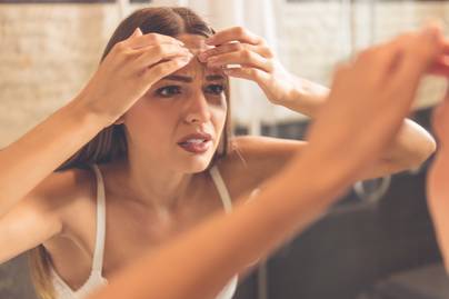 Ha itt jelennek meg pattanások az arcodon, erre a 6 dologra gyanakodj - A hajvonal gyulladásainak legfőbb okai