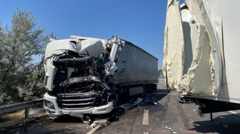 Meghalt egy kamionsofőr az M1-es autópályán