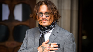 Johnny Depp eladta a festményeit, másfél milliárd forintnyi bevételre tett szert