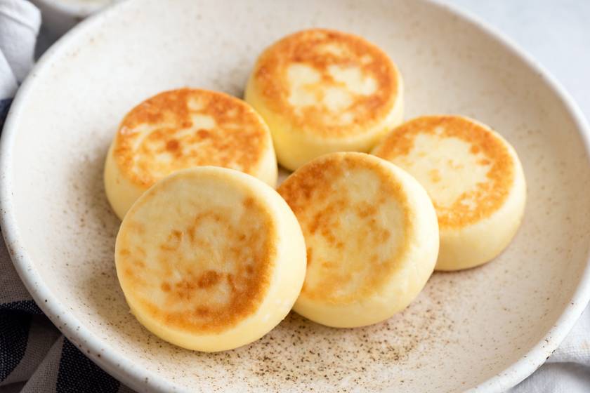 Pufi sajtos palacsinta fűszeresen: joghurt is kerül a könnyű tésztába