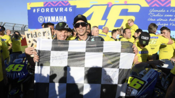 Bárki hazaviheti a Valentino Rossi utolsó versenyét leintő kockás zászlót