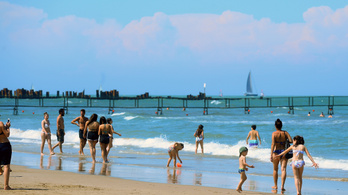 Újra lehet fürdeni az olaszországi strandokon