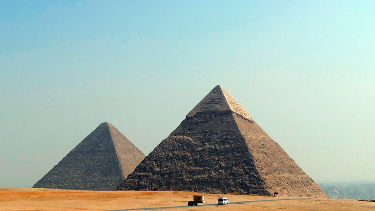 Biztos, hogy emberi kéz építette a piramisokat?