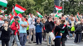 Újabb tüntetés Budapesten, lezárták a Margit hidat