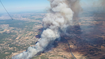 Hatalmas erdőterület áll lángokban Franciaországban, több tűzoltó megsérült