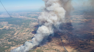 Hatalmas erdőterület áll lángokban Franciaországban, több tűzoltó megsérült