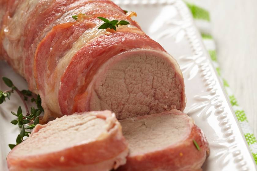 Egyben sült karaj baconbe tekerve: így nem szárad ki a hús