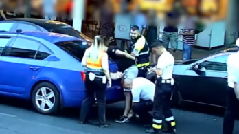 Videón, ahogy a rendőrök a Rákóczi hídon üldöznek egy férfit