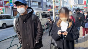 Egy japán férfi azzal keres pénzt, hogy vonatállomáson integet