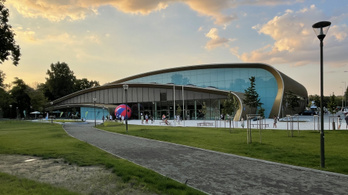 Emlékezetes röplabdameccsel avatták fel a Riz Levente Sportközpontot