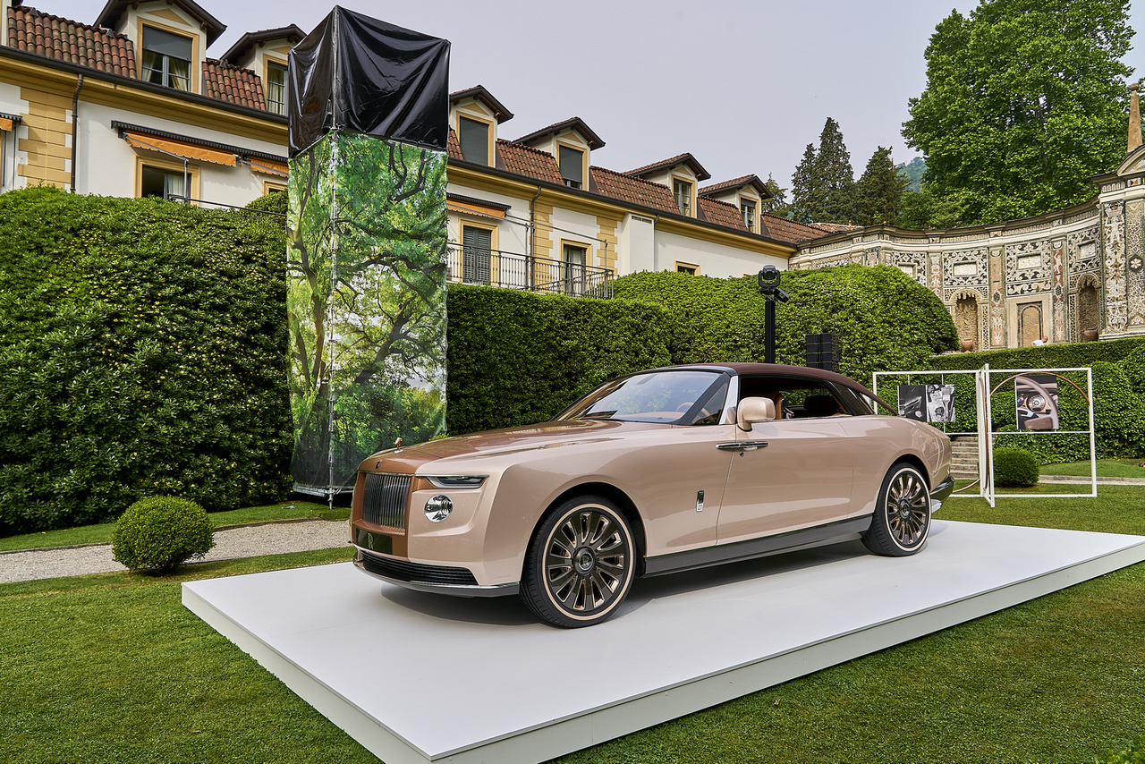 Mivel is búcsúzhatnánk az elegancia hazájából? A Rolls-Royce legújabb, speciális csónakfarú (Boat-tail) kivitelével, a 150. szezonját ünneplő Grand Hotel Villa d’Este szomszédságából