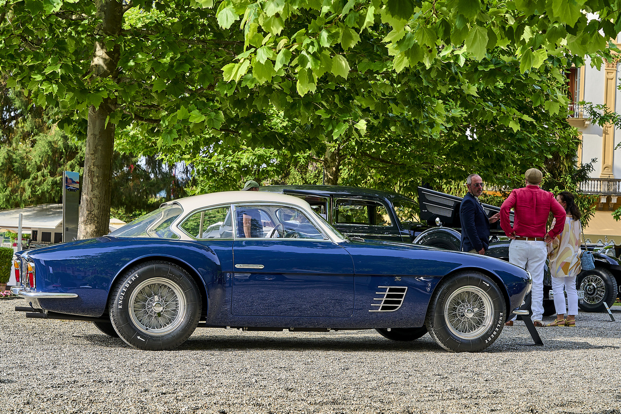Szóval a Ferrari 250 GT Zagato, 1956-ból. A  háromezres V12-vel hajtott 250-es sorozat igen sikeres volt a Tour de France versenyen, két széria is készült TdF típusjelzéssel. Közülük öt darab kapott különlegesen könnyű, formás karosszériát a Zagato műhelyben – Enzo Ferrari és Ugo Zagato jó barátságának köszönhetően. Nincs két egyforma, messzemenően figyelembe vették az egyedi kívánságokat. A kategória második helyét vitte el ez a csodálatos darab