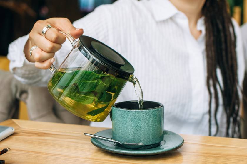 Fokozza a zsírégetést, csökkenti a rák kockázatát, segíthet tovább élni: a zöld tea csodálatos előnyei