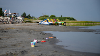 Annyira szennyezett víz, hogy tilos fürdeni az egyik velencei-tavi strandon