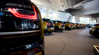 Aranyszínű autókkal búcsúztatja az i3-at a BMW