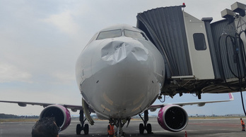 Összeroncsolt a jégeső egy Wizz Air-gépet