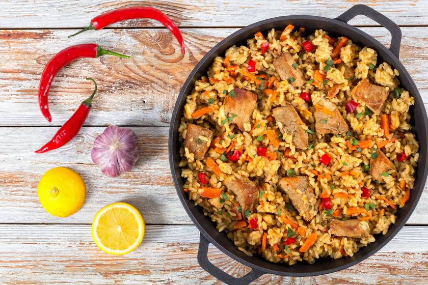 Kiadós rizses hús nyári zöldségekkel: a klasszikus fogás könnyebb változata