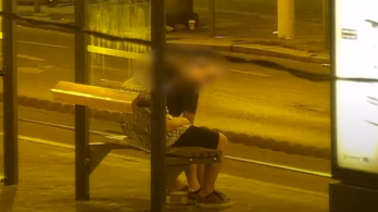 Videón egy villamosmegállóban alvó férfi, akinek a kezéből lopták ki telefonját