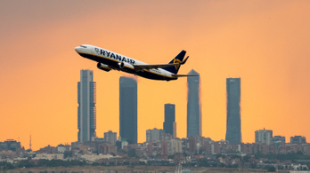 Sztrájkolnak a Ryanair légiutas-kísérői, ami másfél millió utasnak okozhat káoszt