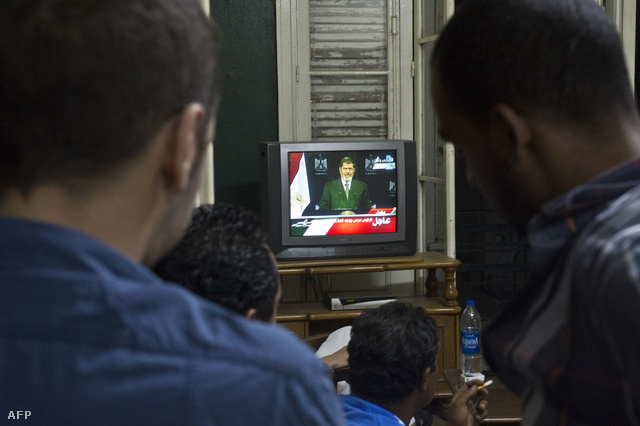 Az egyiptomi elnök szerdára virradó éjjel drámai hangú televíziós beszédben utasította el az ellenzék által követelt lemondását. Mohamed Murszi visszautasította a hadsereg ultimátumát is. A fegyveres erők főparancsnoksága viszont megerősítette, hogy kitart a beavatkozást kilátásba helyező fenyegetése mellett.