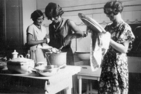 Otthonkában tüsténkedtek, hogy csillogjon a kredenc, rotyogjon az étel: fotókon a régi asszonyok és konyháik