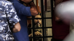 Sörétes puskával ejtett túszokat a bankban, majd fel akarta gyújtani magát egy férfi Bejrútban