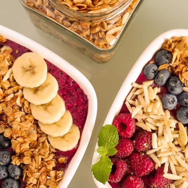 Smoothie-tál házi granolával: rostban és vitaminban gazdag reggeli