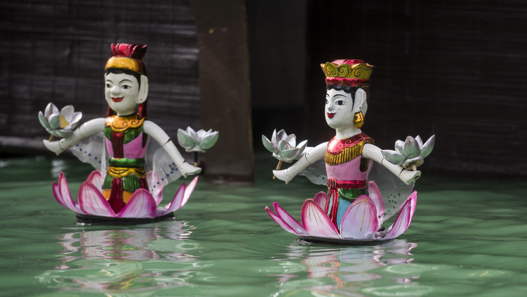 Vízben báboznak a vietnámi színészek a Sziget Fesztiválon