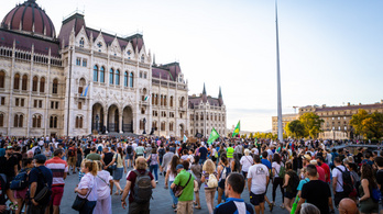 Orbán Viktor nem játszhat a gyermekeink és unokáink jövőjével – mondta az LMP társelnöke