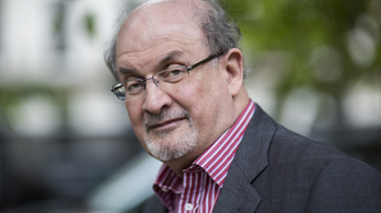 Salman Rushdie lekerült a lélegeztetőgépről, már beszélni is tud