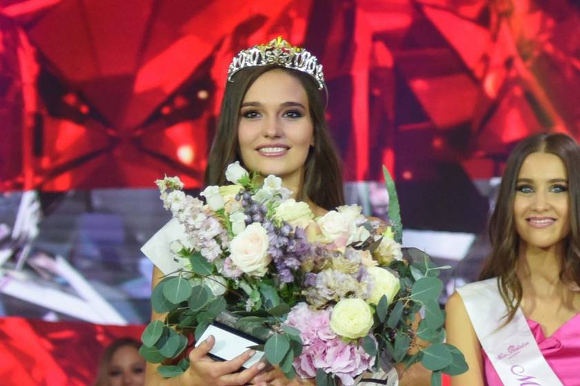 Ő a 2022-es Miss Balaton: a 25 éves, barna hajú szépséget, Csupor Olíviát koronázták meg