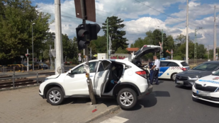Filmbe illő üldözés volt a Balatonnál, egy oszlop állította meg a rendőrök elől menekülő autóst