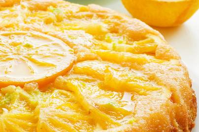 Mennyei fordított narancstorta: karamellszószban puhul a gyümölcs