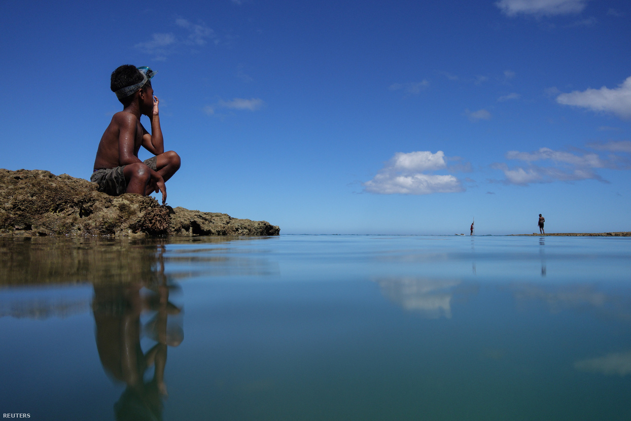 Ratukali Madanawa, de 8 años, descansa mientras bucea en Sirua.  Debido al alto nivel del agua, también tendrá que mudarse con 79 aldeanos.