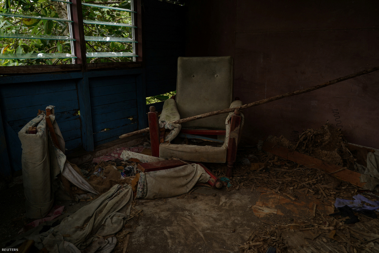 Dentro de una casa abandonada en el pueblo de Vunidogoloa