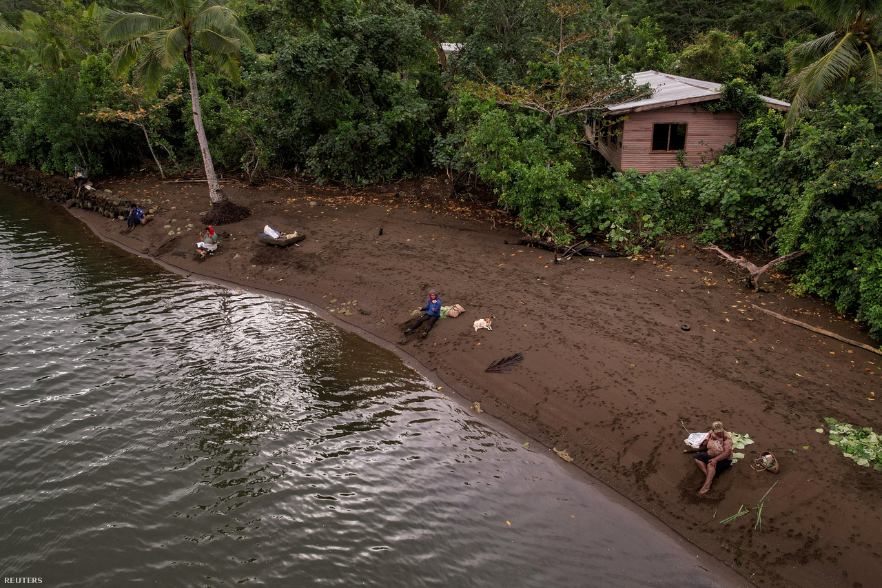 Los lugareños están pescando en el pueblo abandonado de Vunidogoloa, el primer pueblo abandonado debido al aumento del nivel del mar.