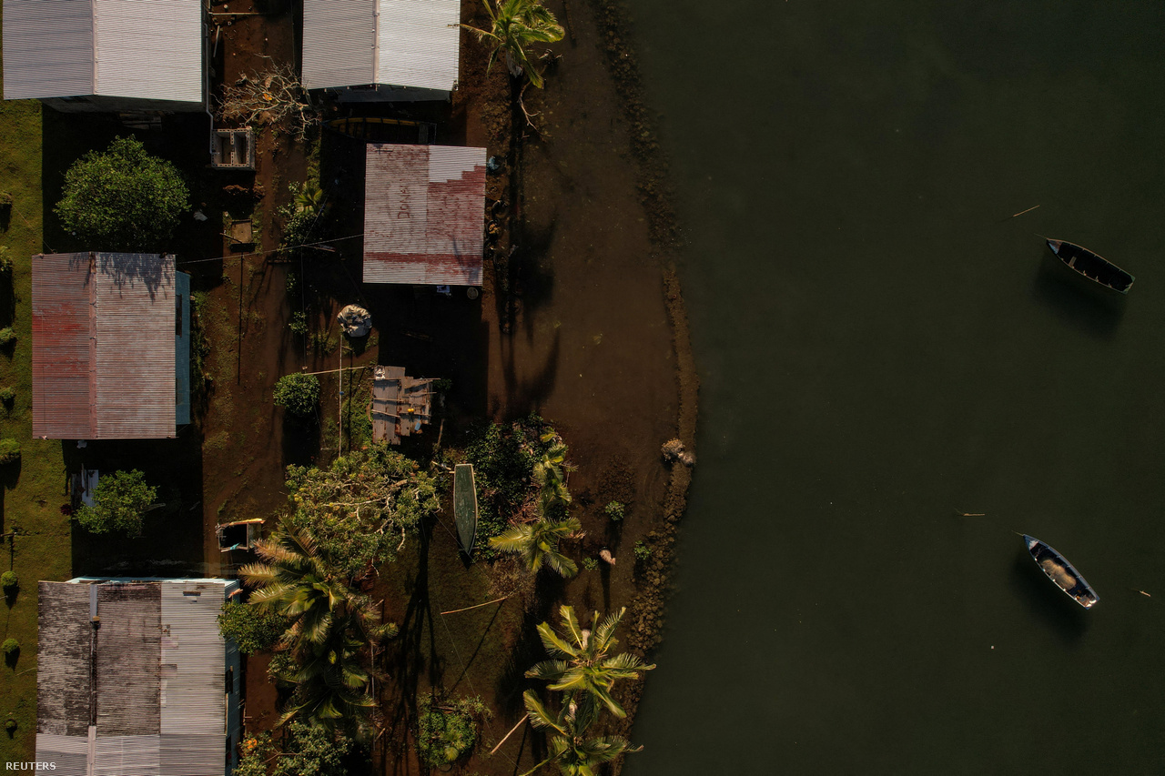 El 16 de julio de 2022, el agua de mar inundó el difunto malecón en el pueblo de Vivatolua.  En la cumbre celebrada en Suva a mediados de julio, el cambio climático fue declarado la mayor amenaza existencial