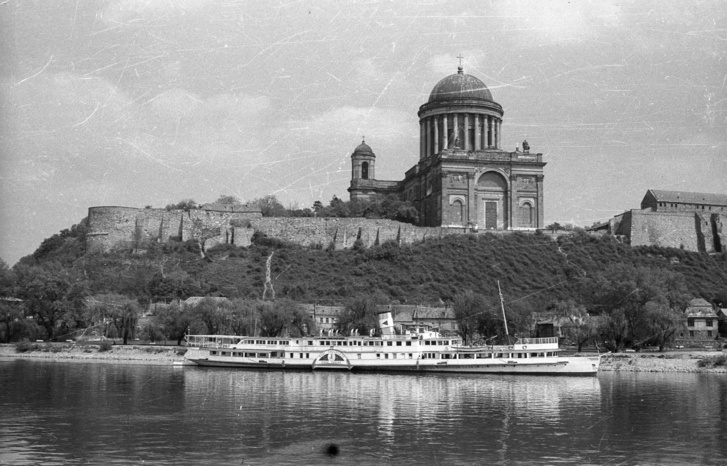 Deák Ferenc gőzhajó, a háttérben az  Esztergomi Bazilikával
                        Forrás: Fortepan/Drobni Nándor